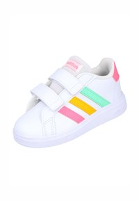 Zapatilla deportiva blanca con tres franjas laterales en rosa, verde y amarillo. Cuenta con correas de Velcro y una puntera texturizada.
