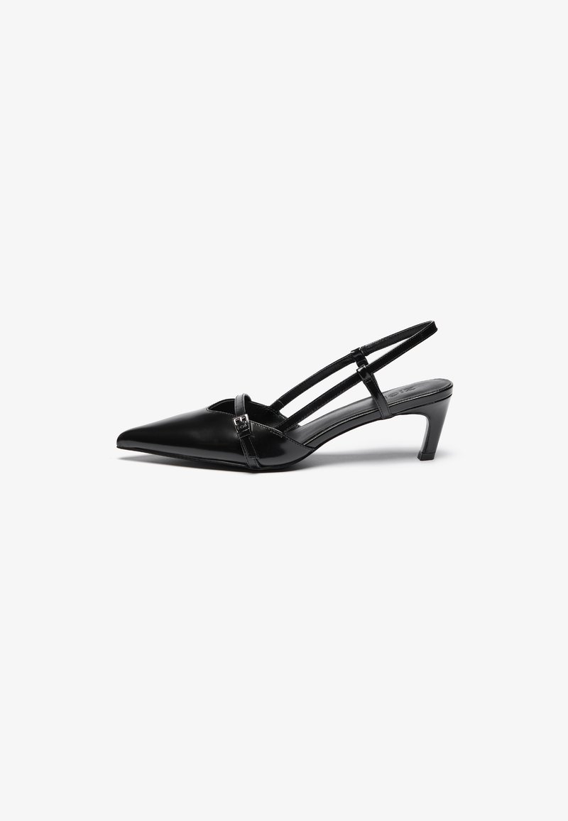 Pantofi slingback din piele patentată neagră, cu vârful ascuțit, detaliu cu un singur bretele și un toc scăzut, structurat. Textură netedă cu accente minime.