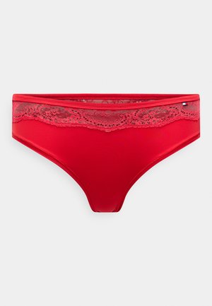 Czerwone majtki bikini wykonane z gładkiego materiału, z koronkowym pasem w kwiatowy wzór i subtelnymi akcentami teksturowymi.