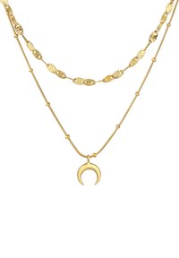 Collana a strati in oro con una catena ovale a motivo e un pendente a luna crescente liscia. Finitura elegante e lucida con piccole perle.