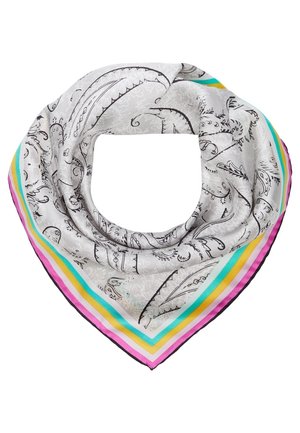 Hvidt silketørklæde med sorte paisley mønstre og farverig stribet kant i pink, gul, turkis og grøn, foldet i en loop-form.