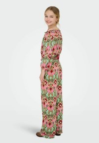 Abito multicolore a spalle scoperte con motivi floreali e geometrici in rosa, verde e marrone, dotato di vita elasticizzata e design a gamba larga.