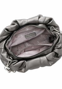 Borsa a tracolla grigia in ecopelle con design arricciato. Interno con fodera rosa chiaro e tasca con zip. Dettaglio del logo in rilievo visibile.