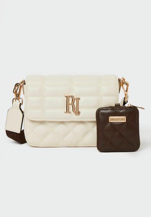 Bolso bandolera acolchado en crema con logo dorado "RL" y monedero marrón acolchado desmontable con cremallera dorada y enganches para correa.
