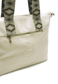 Borsa tote in pelle beige con finitura testurizzata, dotata di tasca con zip e manici in tessuto stampato con design geometrico verde e beige.