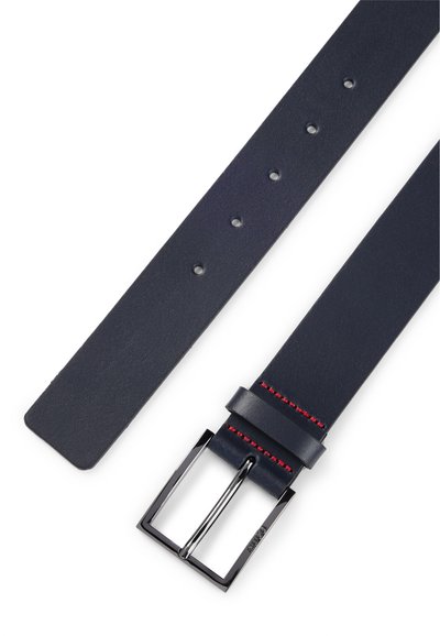 Ceinture en cuir marine à la texture lisse, dotée d'une boucle rectangulaire en argent et de surpiqûres rouges près de la boucle. Cinq trous ajustables.