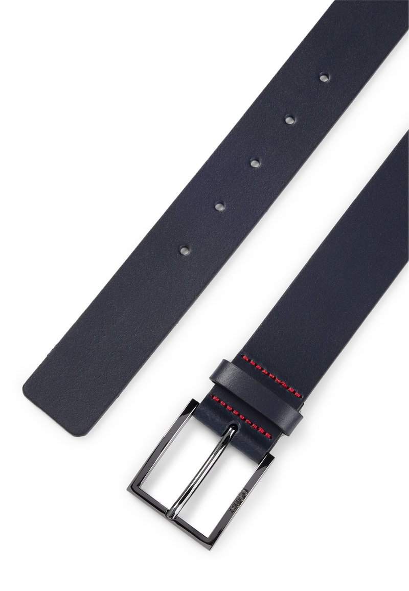 Navyblauer Leder Gürtel mit glatter Textur, ausgestattet mit einer silbernen rechteckigen Schnalle und roten Nähakzenten in der Nähe der Schnalle. Fünf verstellbare Löcher.