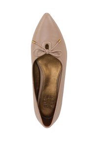 Scarpa flat in pelle nuda con punta affusolata, dettaglio a fiocco decorativo e accenti dorati su una fodera interna metallica.