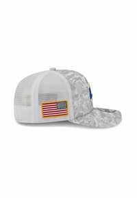 Graue digitale Camouflage-Cap mit einem weißen Netzrücken. Verfügt über eine gestickte US-Flagge an der Seite und ein farbenfrohes Logo auf der Vorderseite.