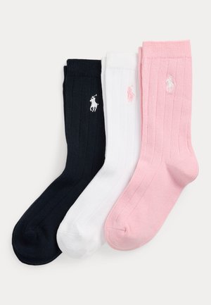 Drei gerippte Knöchelsocken in Schwarz, Weiß und Pink, jeweils mit einem kleinen gestickten Polo-Spieler-Logo nahe dem Bündchen.