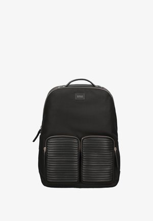 Zaino in nylon nero con due tasche anteriori a zip texture rigata, design curvo e manico superiore per il trasporto.