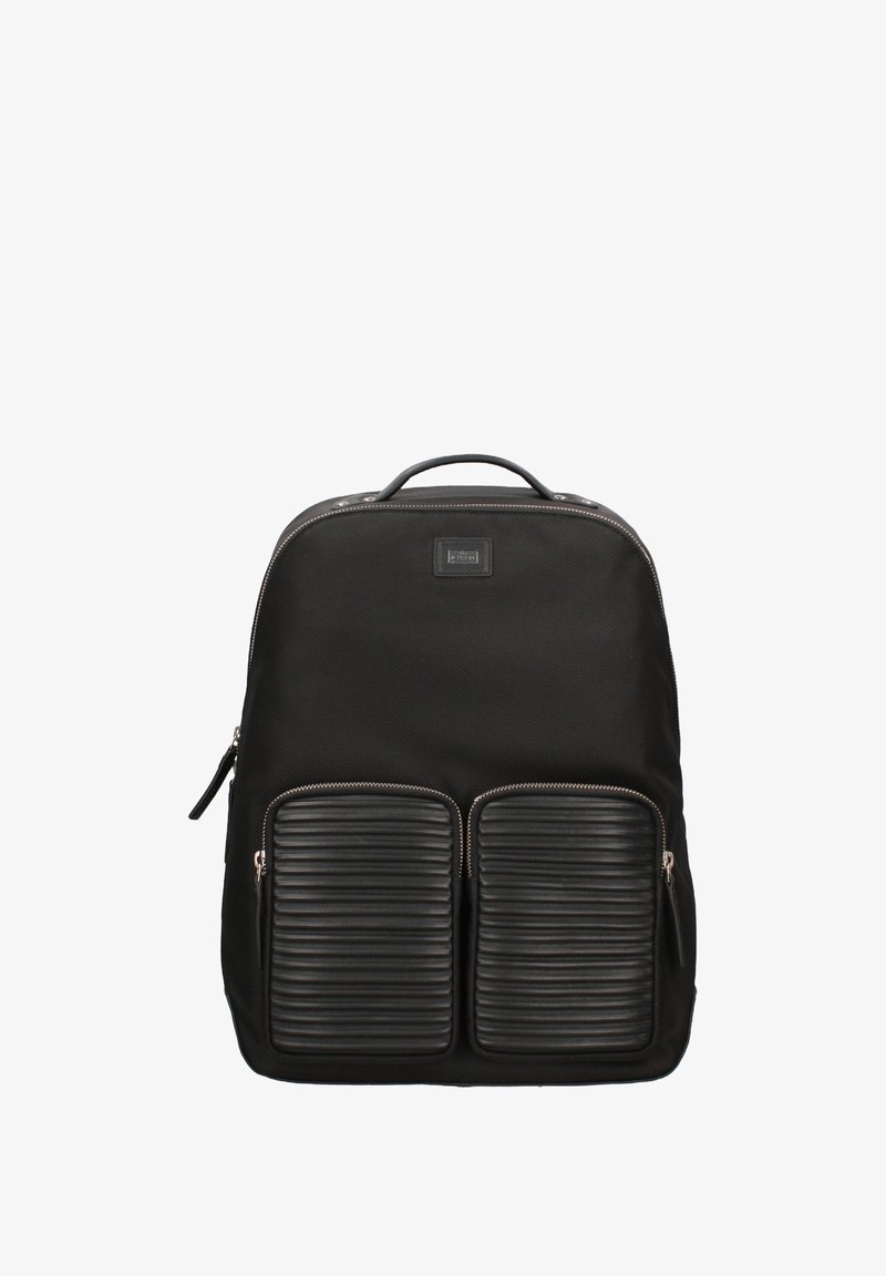 Zaino in nylon nero con due tasche anteriori a zip texture rigata, design curvo e manico superiore per il trasporto.