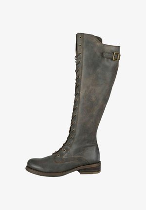 Stivali in pelle grigia al ginocchio con allacciatura frontale, una leggera texture e una piccola fibbia metallica su un lato. Suola piatta con tacco basso.