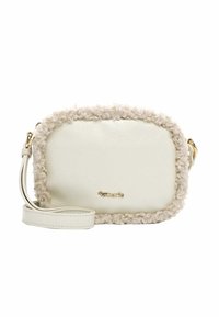 Borsa a spalla in finta pelle bianca con un bordo in shag beige testurizzato, hardware dorato e una tracolla regolabile. Forma rettangolare compatta.