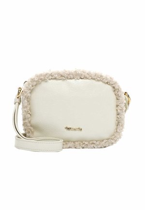 Sac bandoulière en simili cuir blanc avec un bord en fausse fourrure beige texturé, quincaillerie en or et une sangle adjustable. Forme rectangulaire compacte.