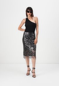 Pinko PASSAPAROLA PAILLETTES E CRISTALLI - Pouzdrová sukně - multi-bluette/nero/azzurro