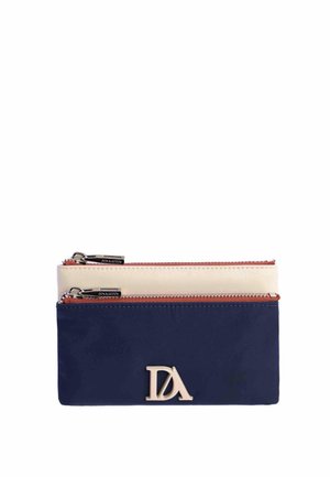 Dos estuches rectangulares con cremallera, uno beige en la parte superior y otro azul marino debajo con un logo metálico "DA" en el estuche frontal.