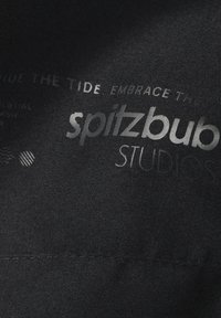 Schwarzer Stoff mit einer glatten Textur, der erhabenen Text mit der Aufschrift "spitzbub STUDIOS" und verschiedenen Mustern in Silber aufweist.