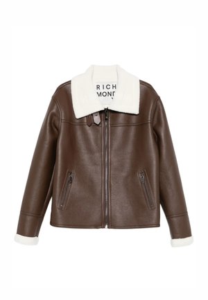 Giacca di pelle marrone con colletto in pelliccia bianca, chiusura frontale con zip, tasche laterali con zip e design a taglio boxy. Etichetta all'interno del colletto.