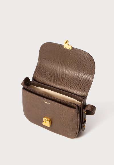 Sac en cuir brun texturé à bandoulière avec une fermeture dorée, ouvert montrant un intérieur beige et une sangle réglable sur fond blanc.