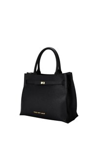 Bolso de mano de cuero negro texturizado con dos asas y detalle de logo dorado, forma rectangular estructurada y pequeño cierre dorado en la correa frontal.