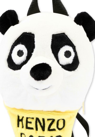 Visage de panda en peluche avec yeux noirs, nez, oreilles et deux cornes, au-dessus d'une section jaune brodée avec "KENZO" en lettres noires.