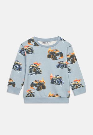 Sweatshirt bleu clair pour tout-petit à manches longues, arborant un motif répétitif de camions monstres colorés avec des flammes.