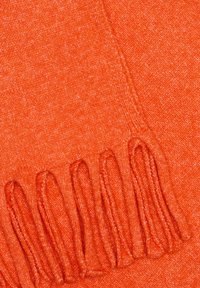 Écharpe orange en tissu doux, avec une texture lisse et des bords frangés. La couleur est vive et uniforme, sans motifs visibles.