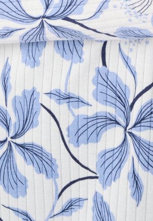 Tessuto bianco a coste con un motivo floreale blu che presenta grandi petali e dettagliate linee scure simili a vene.