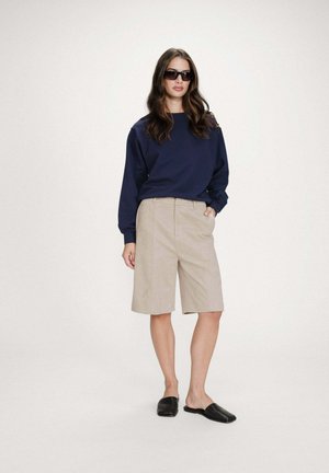 BERMUDA EN SUÉDINE GREGE VACANZA - Short - grege