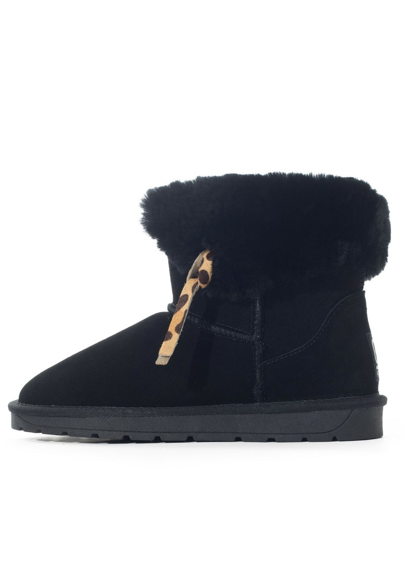 Stivali neri alla caviglia in suede con un colletto di pelliccia nera morbida. Presentano un accento in pizzo leopardato e una suola in gomma testurizzata.