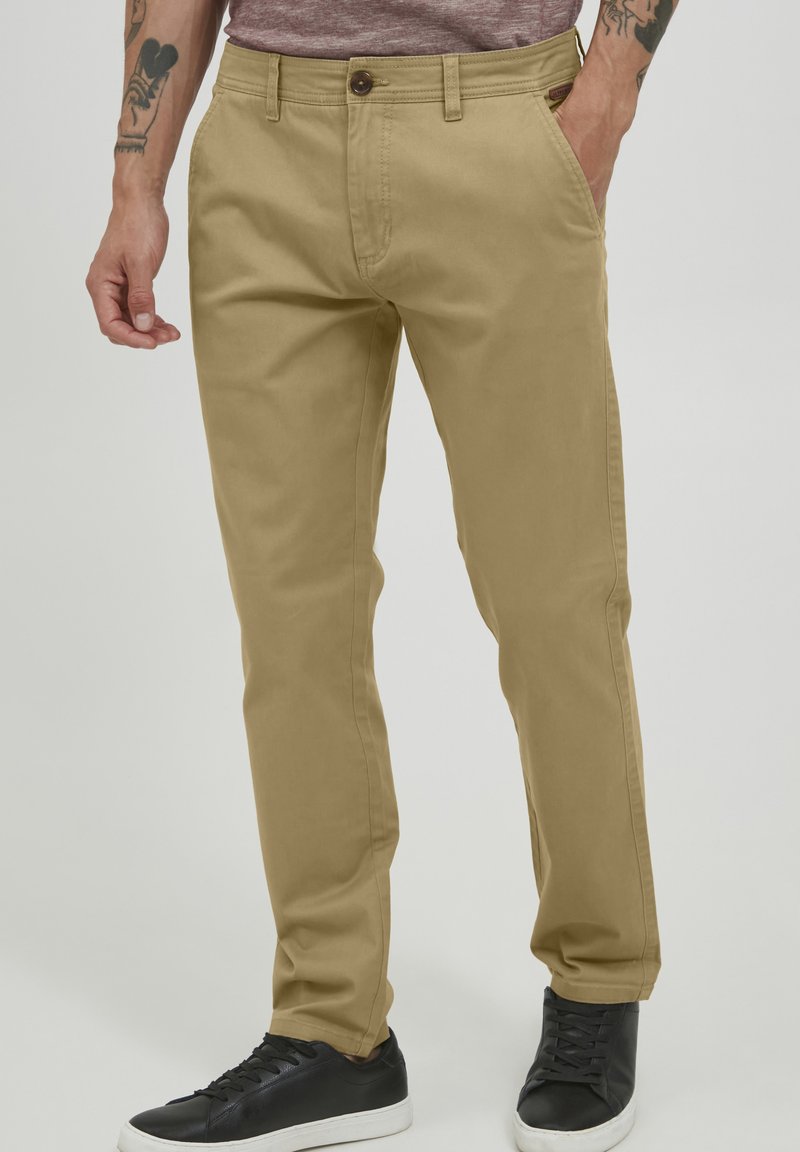 11 Project - PRGALENO REGULAR FIT - Chinos - sand, Enlarge