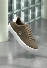 Neizvēlēts, desert taupe/bright white