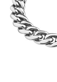 Silberne Metallkette mit ineinandergreifenden, runden Gliedern, polierter Oberfläche und einem dicken, kräftigen Design, das Licht auf einem weißen Hintergrund reflektiert.