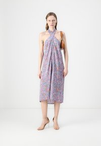 Halterneck-Midi-Kleid aus leichtem Stoff, mit lilafarbener Basis und bunten Blumenmustern, fließende Silhouette und lockere Passform.