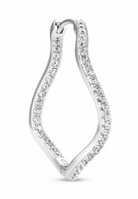 Silverring med en vågig design, prydd med små klara ädelstenar längs den yttre kanten, med en säker stängningsmekanism.