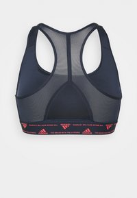 Sutiã desportivo azul-marinho com costas em rede, apresentando uma faixa elástica vermelha com marca. Design de costas nadador e tecido suave e elástico para conforto.