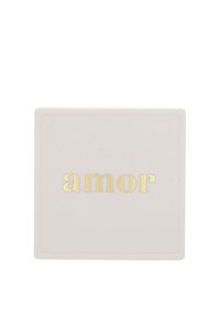 Piatto quadrato in ceramica rosa chiaro con la parola "amor" in lettere dorate, texture liscia, design del bordo semplice.