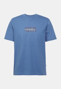 Camiseta de algodón azul con mangas cortas, que presenta un colorido logo de "O'Neill" dentro de un patrón rectangular en la parte delantera.