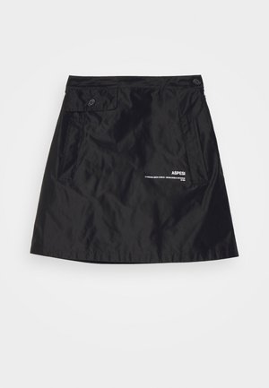 Czarna spódnica wykonana z gładkiego, lekkiego materiału. Posiada dwie przednie kieszenie, dwa guziki w talii oraz logo marki nadrukowane na biało.