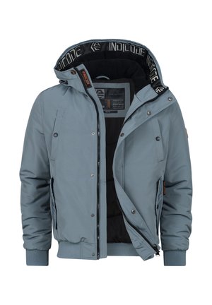 Chaqueta azul claro con cremallera y capucha, con un forro interior negro, cierres de botones a presión y bolsillos laterales. Los detalles incluyen etiquetas de marca.
