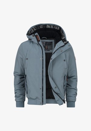 Giacca azzurro chiaro con zip e cappuccio, presenta un rivestimento interno nero, chiusure a bottone a pressione e tasche laterali. Gli accenti includono etichette di marca.