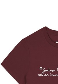 Bordeaux katoenen t-shirt met een ronde halslijn en korte mouwen. Heeft witte tekst met een citatenontwerp op de voorkant.