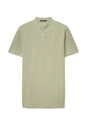 Maglietta a maniche corte in cotone verde chiaro, stile henley, con colletto alla coreana e patta con tre bottoni. Texture morbida e liscia.