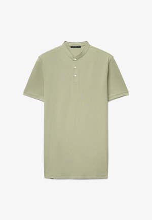 Maglietta a maniche corte in cotone verde chiaro, stile henley, con colletto alla coreana e patta con tre bottoni. Texture morbida e liscia.