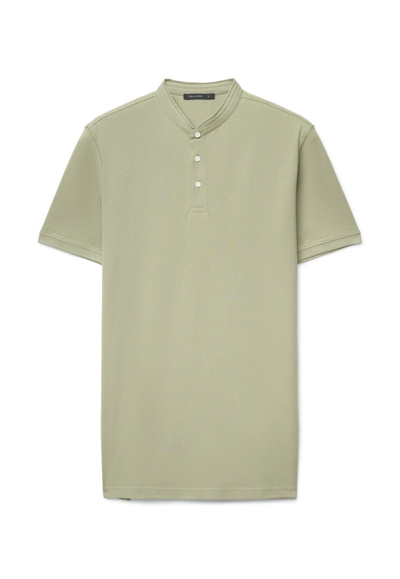 Maglietta a maniche corte in cotone verde chiaro, stile henley, con colletto alla coreana e patta con tre bottoni. Texture morbida e liscia.