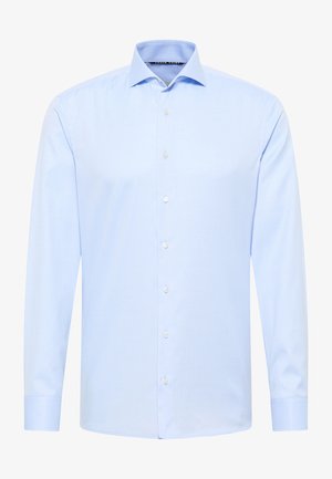 Camicetta azzurra chiara a maniche lunghe realizzata in tessuto morbido, con colletto a punta, apertura con bottoni e polsini con chiusura a bottone.