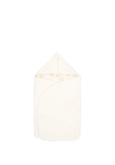 Serviette à capuche pour bébé de couleur crème douce avec des motifs d'ours beige clair sur la capuche intérieure, pliée à plat sur un fond blanc.