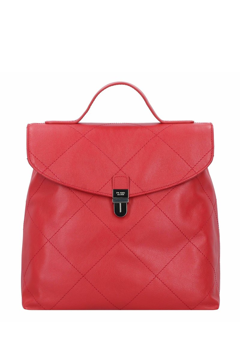Mochila de cuero rojo con diseño acolchado, un asa redondeada en la parte superior y un cierre de solapa frontal con un broche metálico. Textura suave.