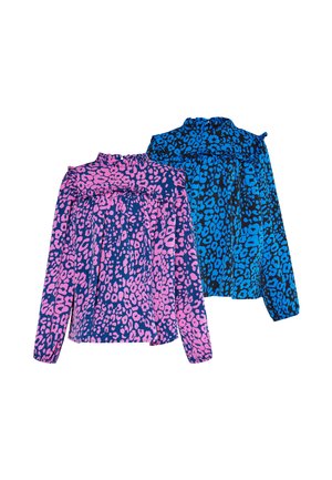 Due bluse a maniche lunghe con colletti arricciati, una con stampa animalier rosa e blu navy e l’altra con stampa animalier blu e nera.
